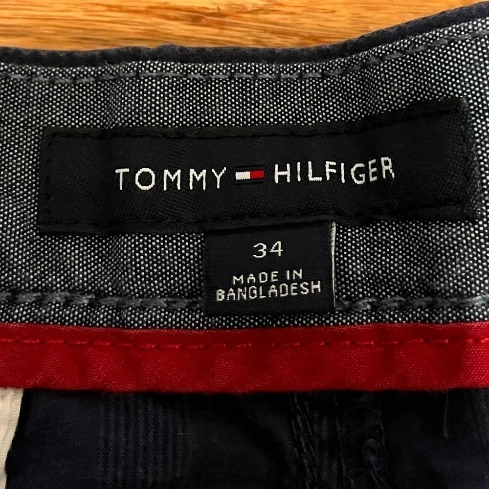 Tommy Hilfiger navy blue 100% cotton plaid shorts w/ pockets. Size 34